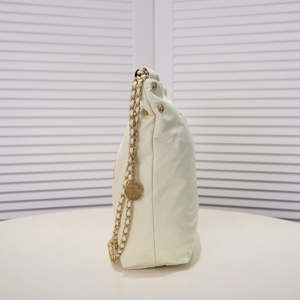 シャネルバッグ背面デザイン